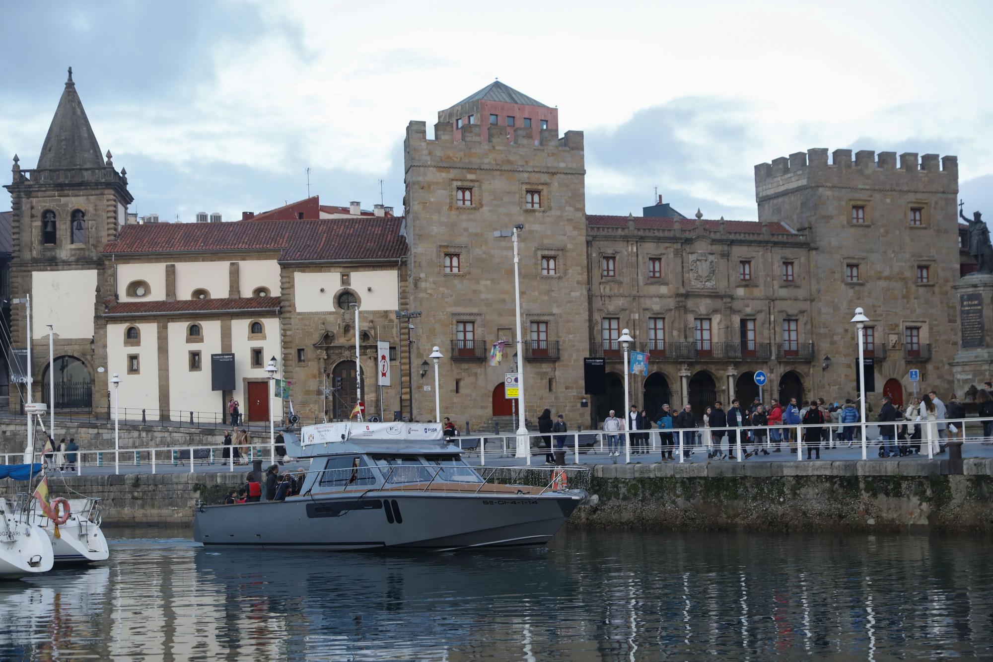 En imágenes: El barco navideño de Gijón ya surca el Cantábrico