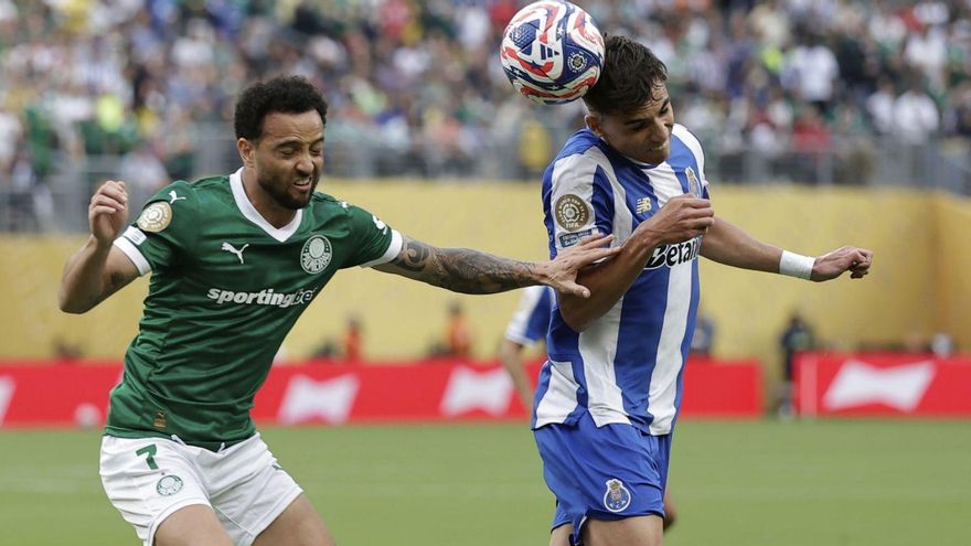 Gabri Veiga golpea el balón con la cabeza durante el partido ante el Palmeiras. | Efe