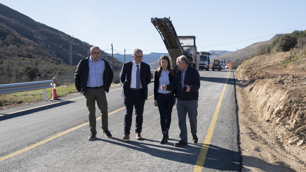 El presidente José Martí inspecciona la carretera entre La Mata y Olocau.