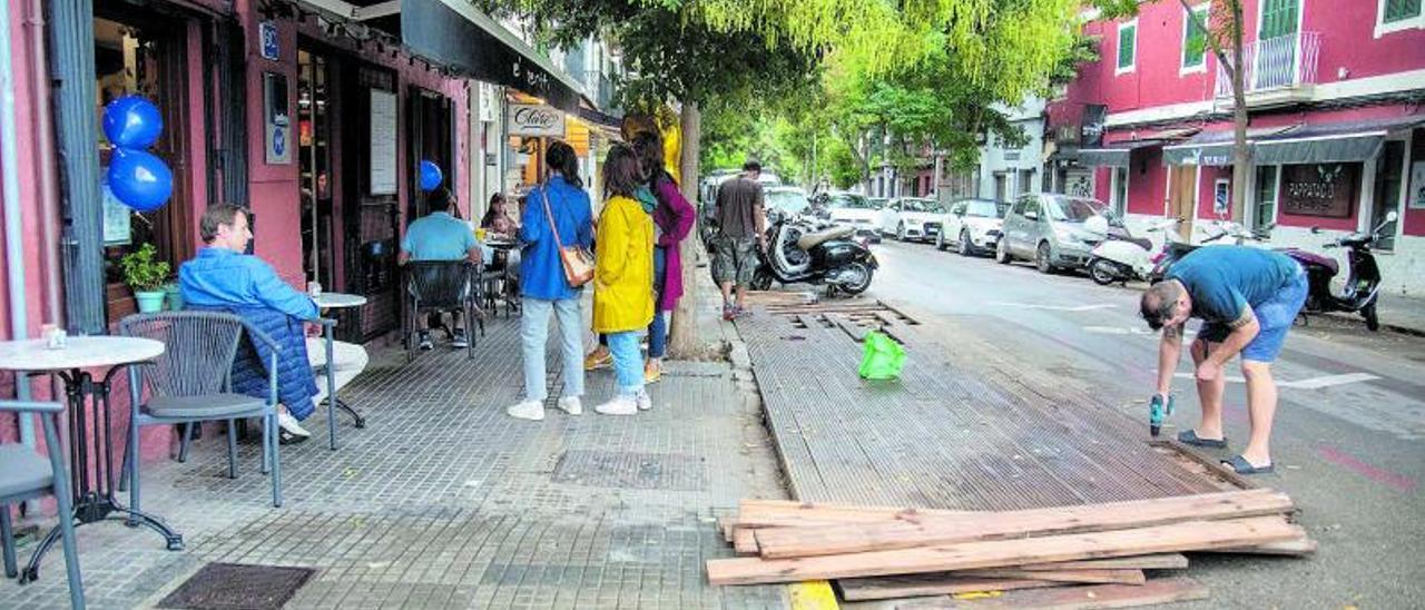 Los bares de Palma han tenido que desmontarlas terrazas que ocupaban estacionamientos.