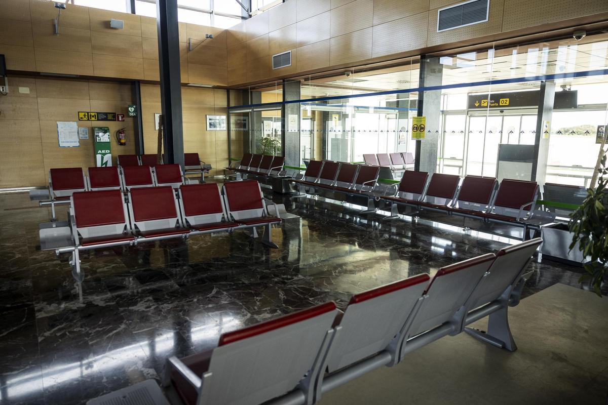 En imágenes | Este es el estado actual del aeropuerto Huesca-Pirineos, el menos utilizado de España