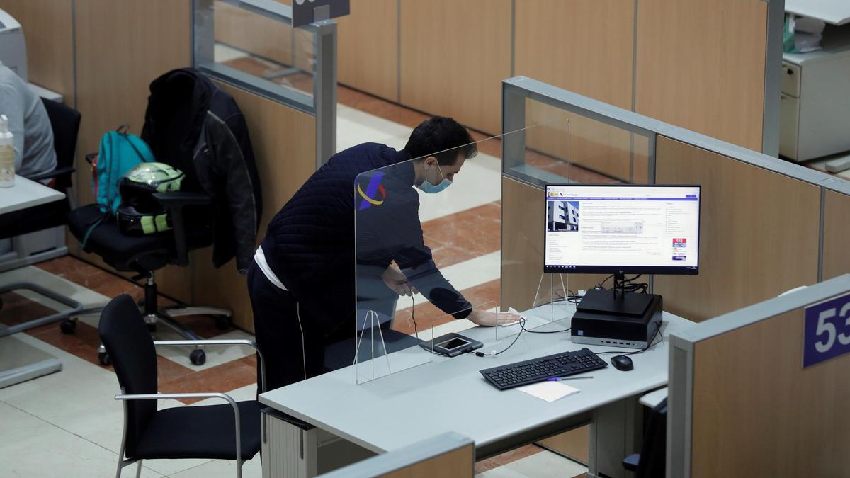 Un trabajador en una oficina de la Agencia Tributaria.