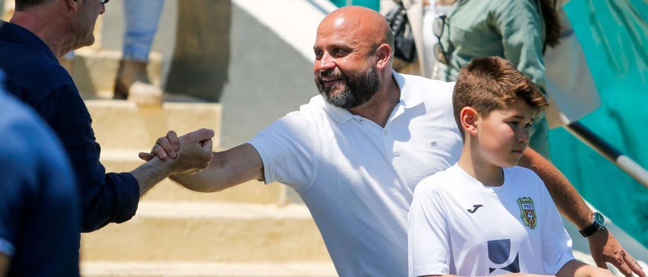 Manolo González, técnico de la Peña, a la derecha de la imagen, saluda a un aficionado. | TONI ESCOBAR