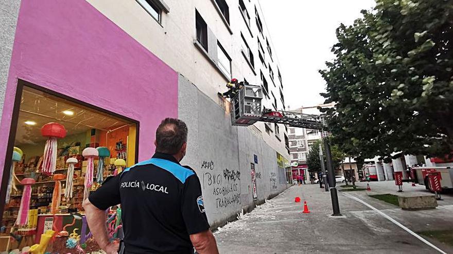 Bomberos y Policía en la zona del último desprendimiento.