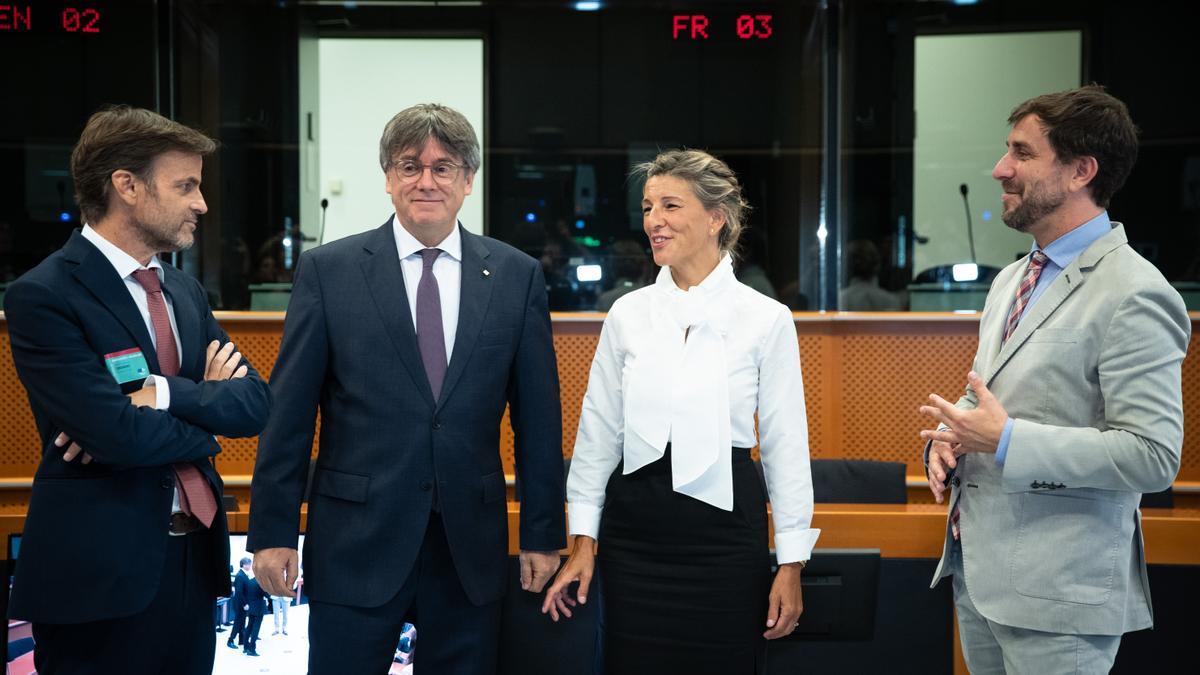 Carles Puigdemont (2.v.l.) und Yolanda Díaz am Montag (4.9.) in Brüssel