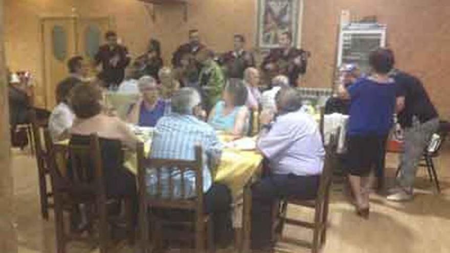 La Tuna de Zamora ameniza la cena en el restaurante de La Bóveda de Toro.