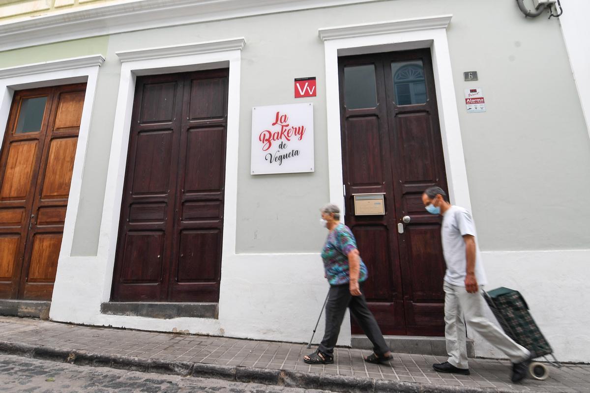 Dos ciudadanos pasan junto a una vivienda vacacional del barrio de Vegueta de la capital grancanaria.