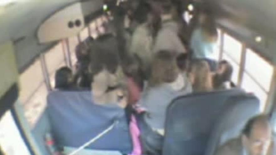 Brutal paliza a una joven en un bus escolar en EEUU