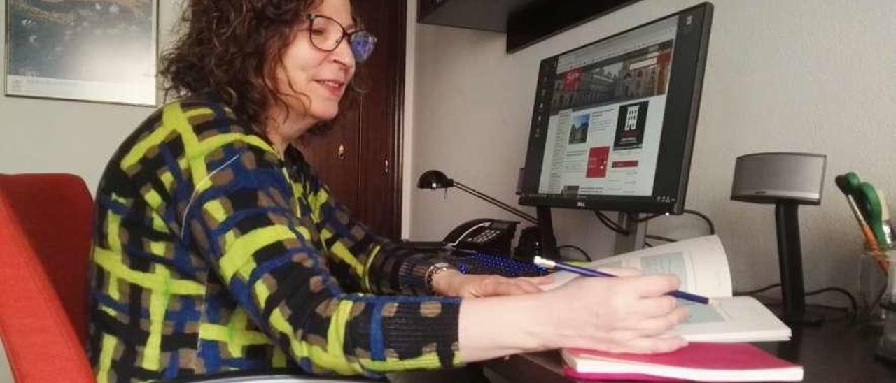 Beatriz Cerezo, ante su ordenador, trabajando desde casa.