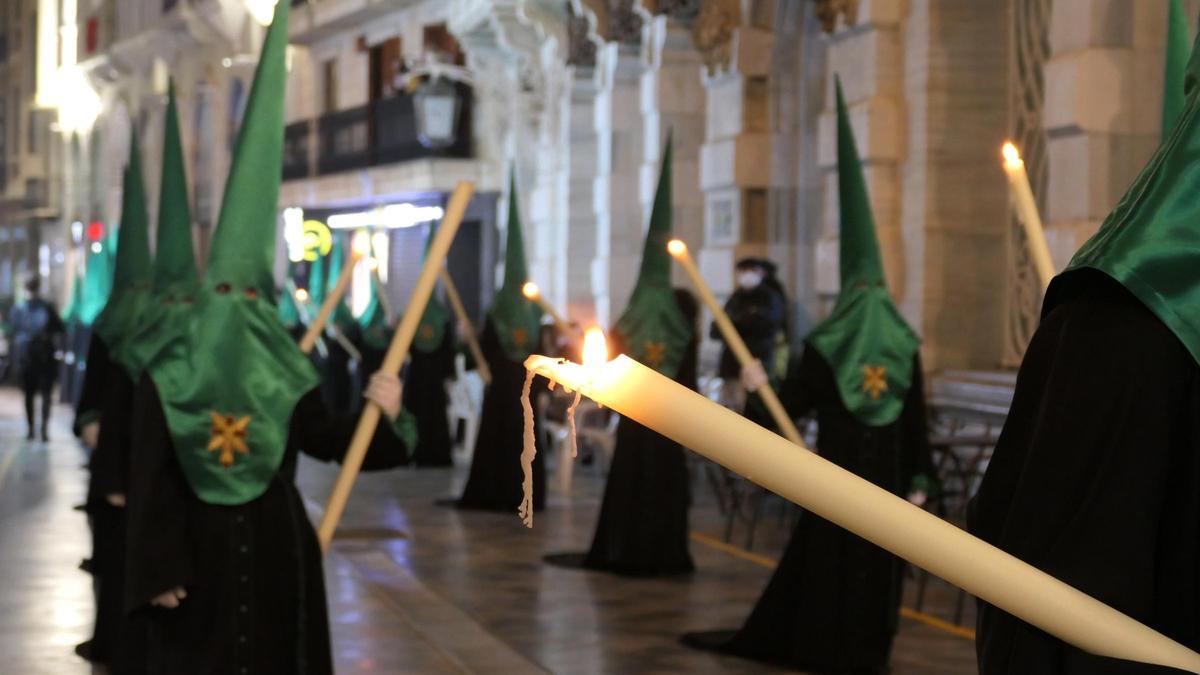 Penitentes del tercio de la Vera Cruz pasando junto a los sorpotales de la plaza de Juan XXIII