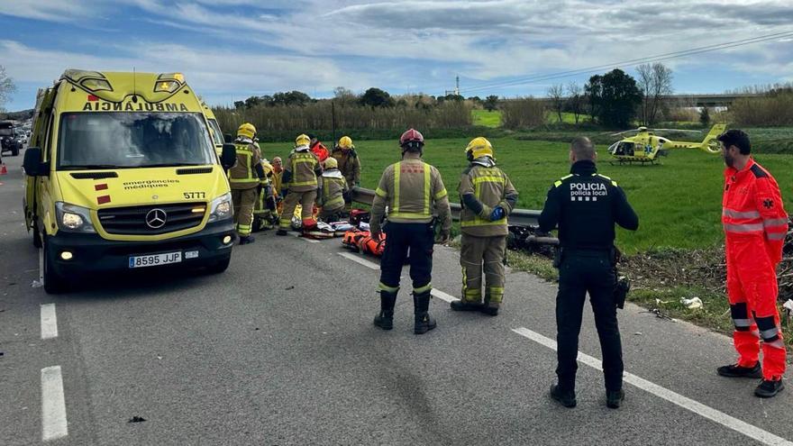 Els serveis d'emergències aquest diumenge al punt de l'accident de Tordera