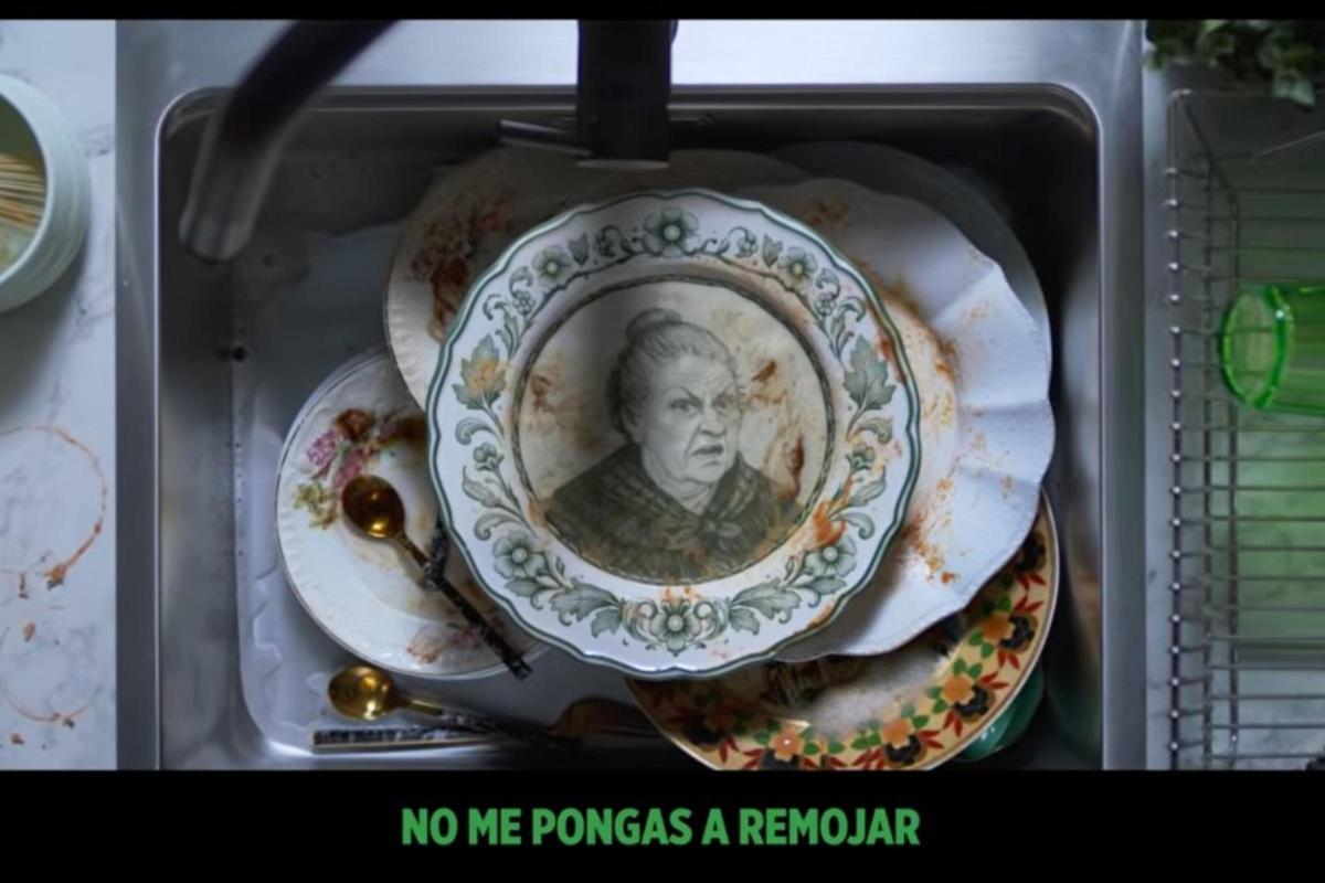 ¿Horas de remojo para quitar la grasa incrustada? Fairy Spray lo resuelve con un Fluss Fluss