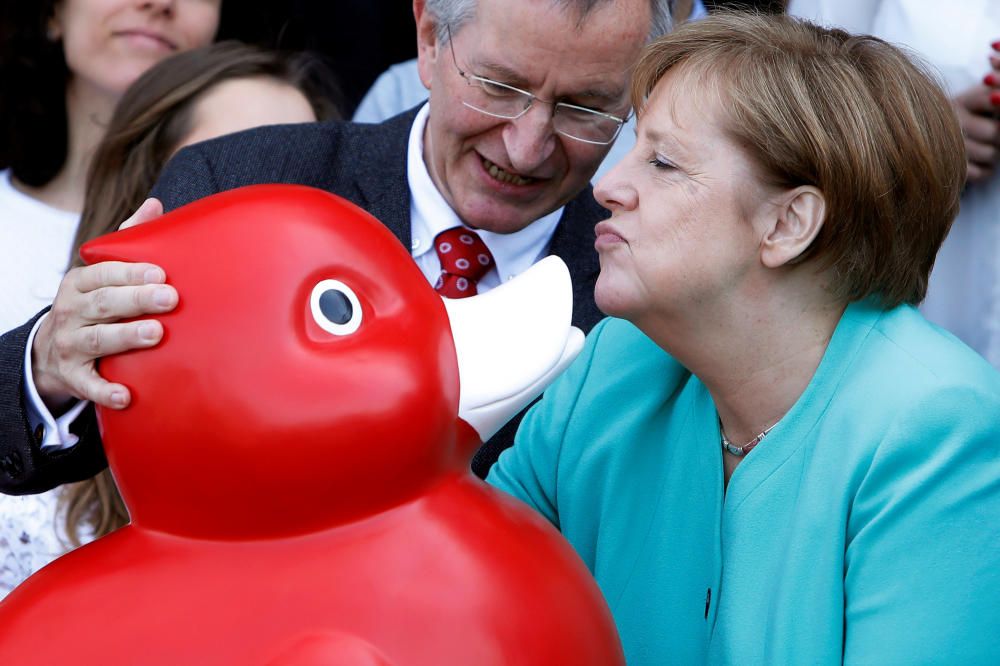 Chancellor Merkel visits biotech company in ...