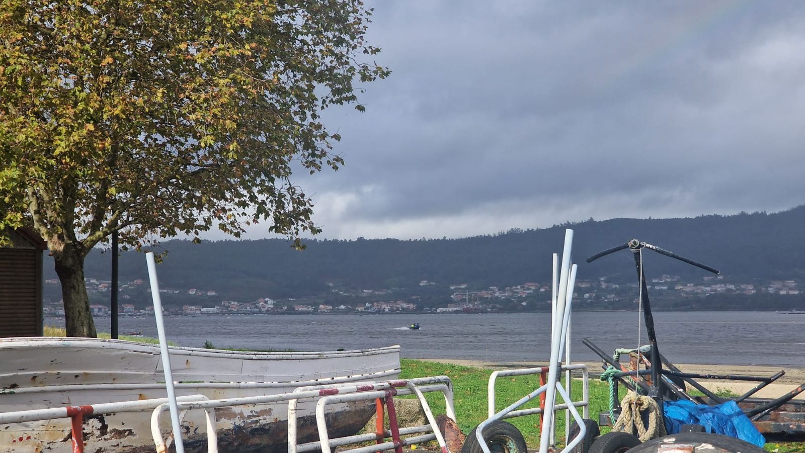 Así es el día a día en el puerto y la lonja de O Testal (Noia), donde cada vez se dan cita más mariscadores arousanos.