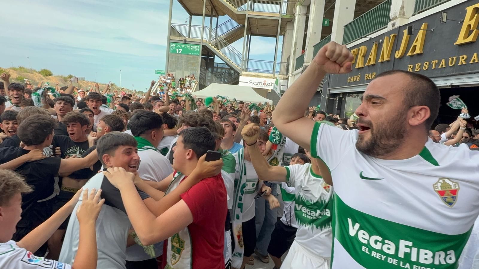 El Martínez Valero se llena de aficionados para animar al Elche CF desde la casa franjiverde