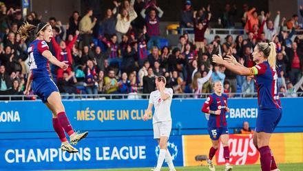 Aitana celebra con Alexia su gol ante el Brann en los cuartos de la Champions