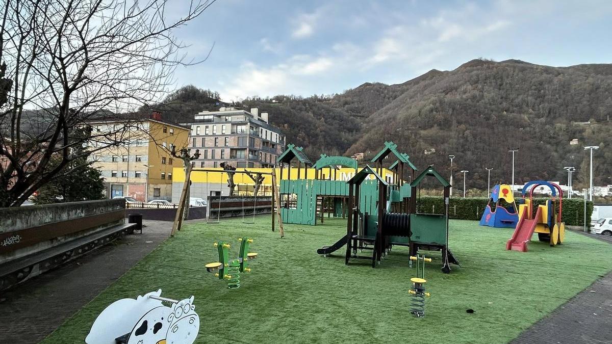 La renovada zona de juegos infantiles en Laviana.
