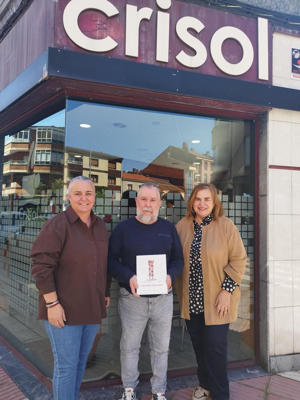 Eva María Pérez, José María Rodríguez y Montse Alonso, en el Crisol, ganador del certamen