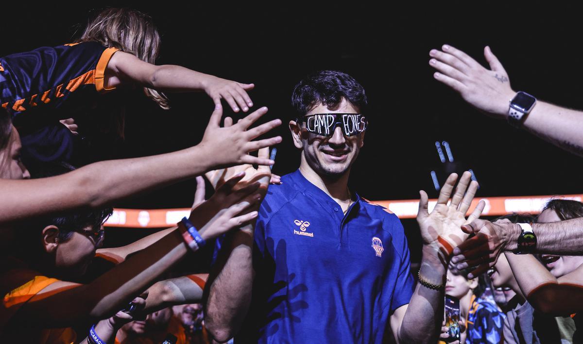 Álvaro Cárdenas, en la celebración del título de Liga en el Roig Arena.