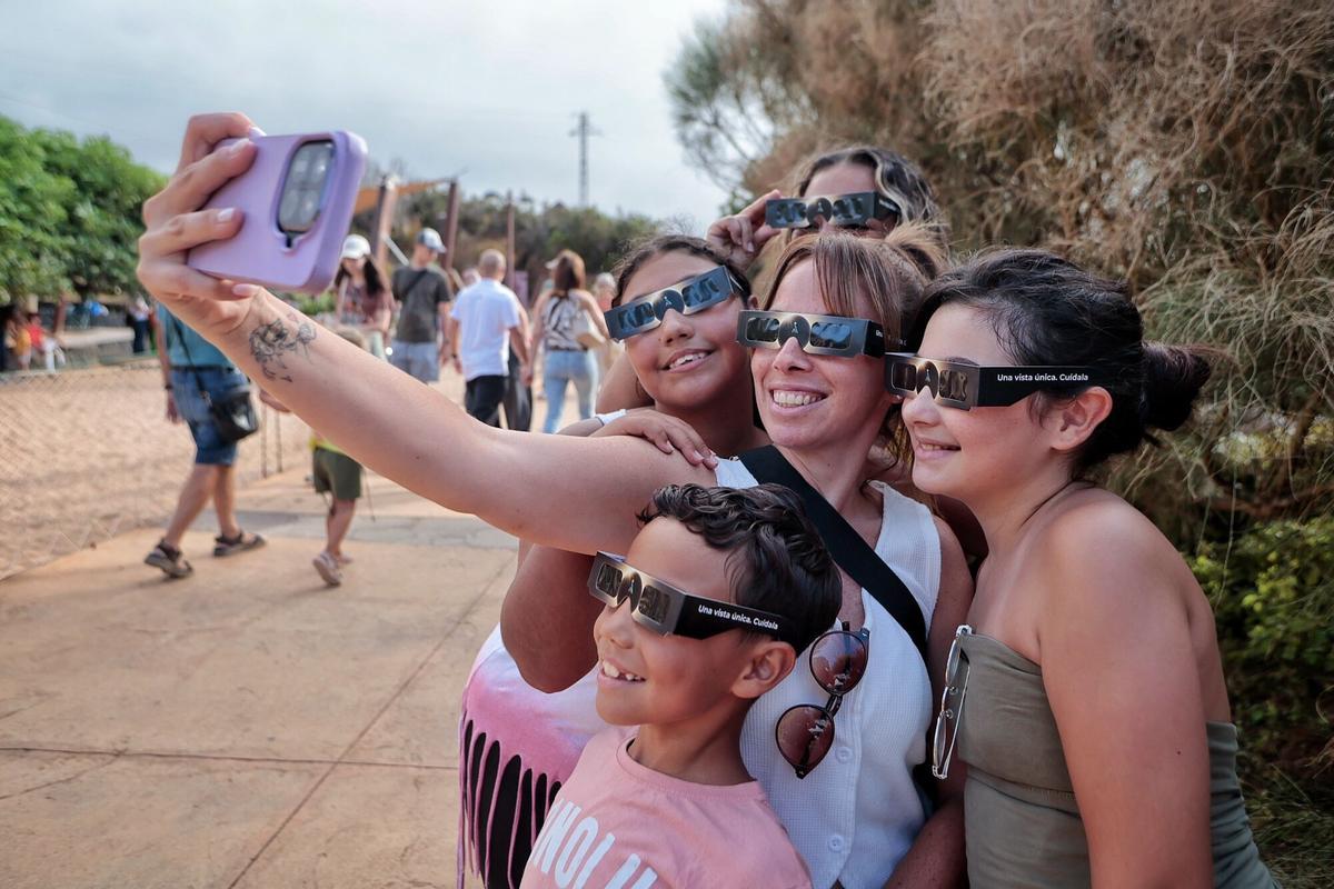 Vecinos y visitantes disfrutan de una jornada marcada por la astronomía en uno de los principales puntos de observación habilitados en Tenerife.