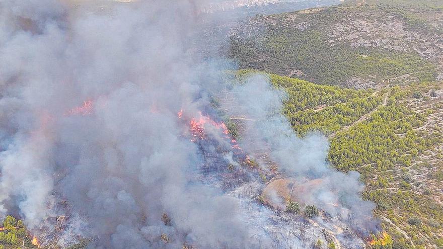 Un incendio forestal arrasa mil hectáreas en les Useres y Costur