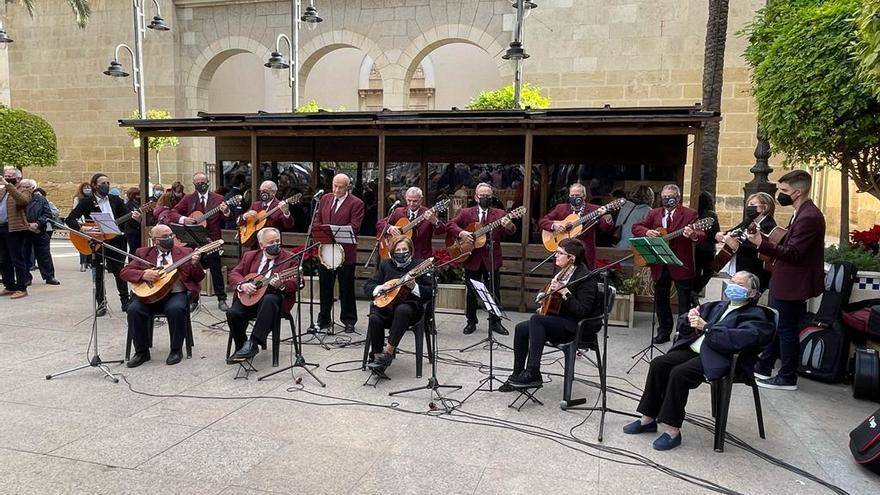 Detrás de este grupo musical, que ha actuado en la inauguración., se encuentra el Belén de Crevillent