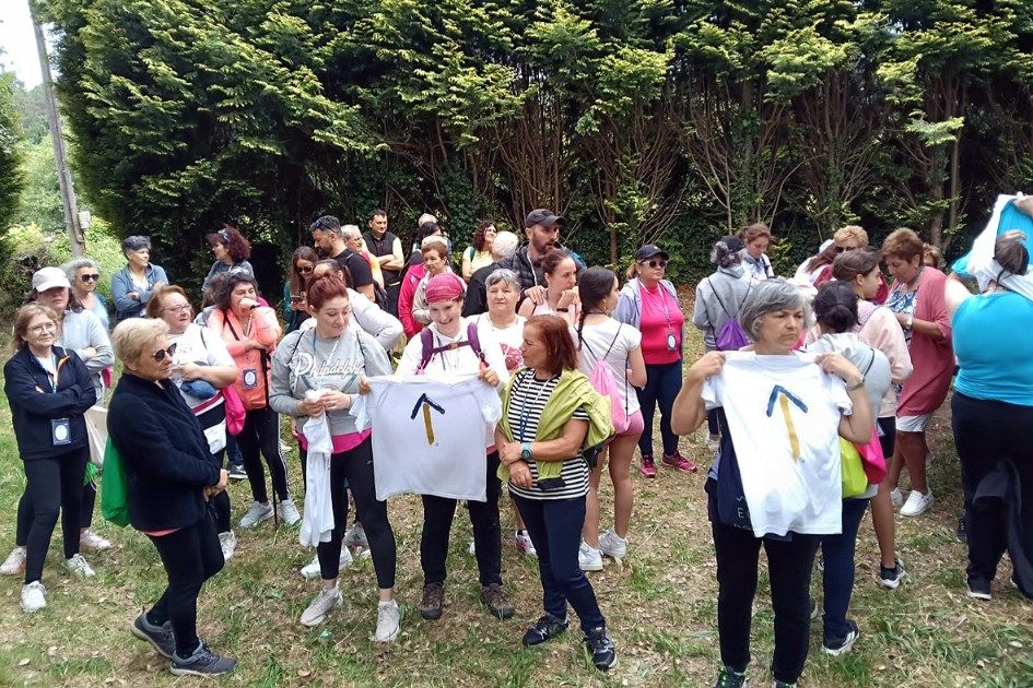 Participantes en la ruta por la Vía Mariana luso-galaica, a su paso por Valga.