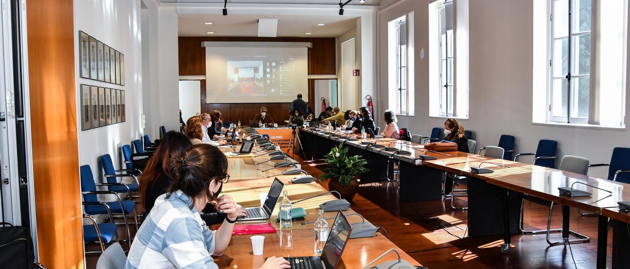 Miembros del Consejo de Gobierno de la ULPGC durante el pleno celebrado ayer.