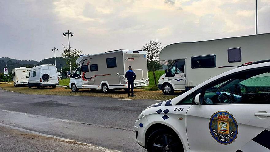 La Policía Local, junto a algunas autocaravanas.