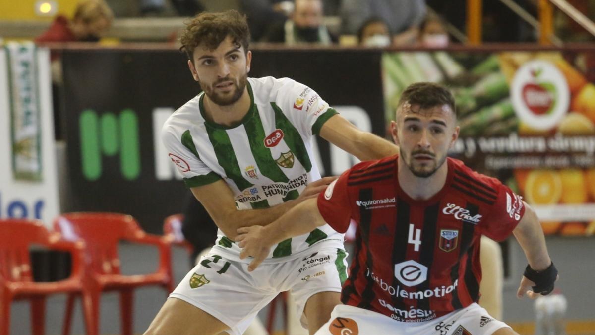 Zequi defiende a un rival durante un encuentro del Córdoba Patrimonio de la Humanidad de fútbol sala.