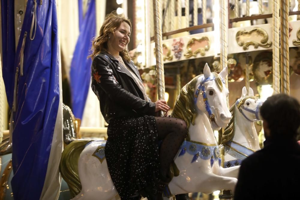 Primer día del árbol de Navidad, pista de patinaje sobre hielo y el tiovivo del ayuntamiento