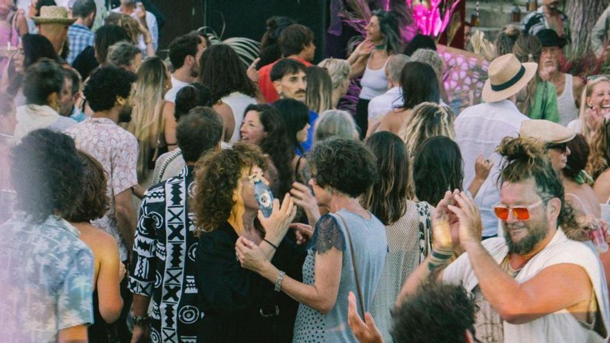 Ambiente ‘hippie’ en las noches de fiesta de Sant Joan | FOTOS: AYUNTAMIENTO DE SANT JOAN