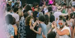 Ambiente ‘hippie’ en las noches de fiesta de Sant Joan