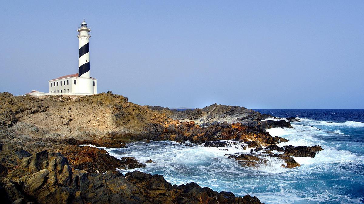 El faro de Favàritx, en un paisaje abrupto, resume el carácter estratégico de la costa.