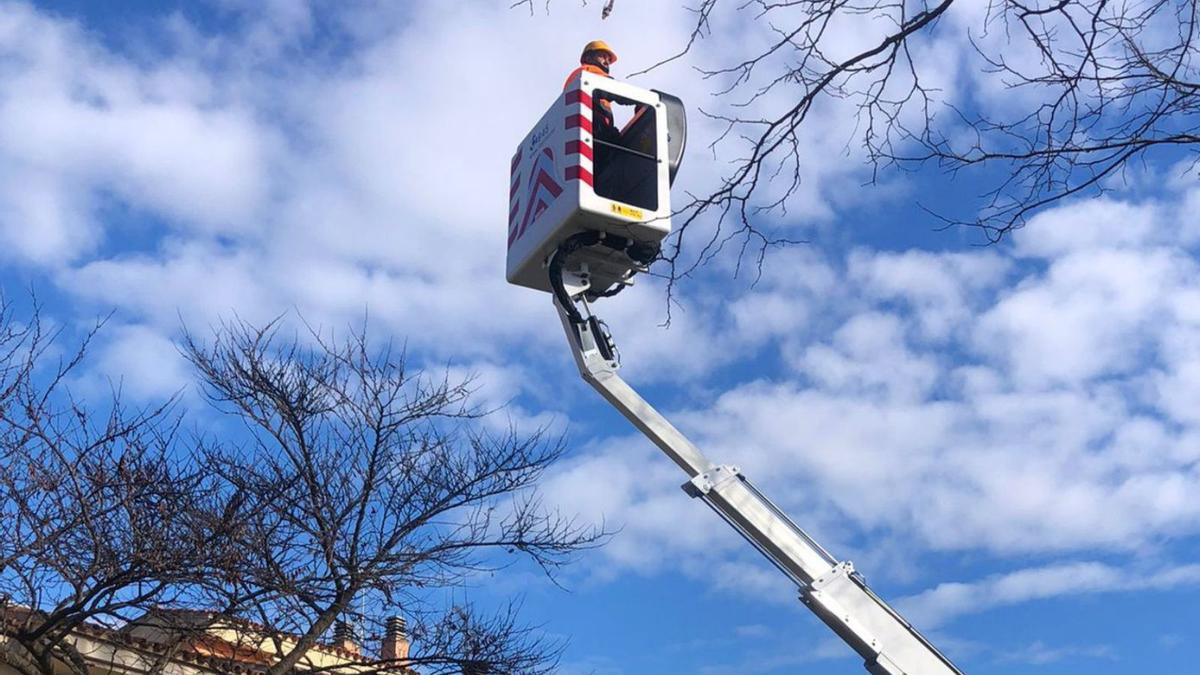 Un operari renovant l’enllumenat, a Figueres. | AJUNTAMENT DE FIGUERES