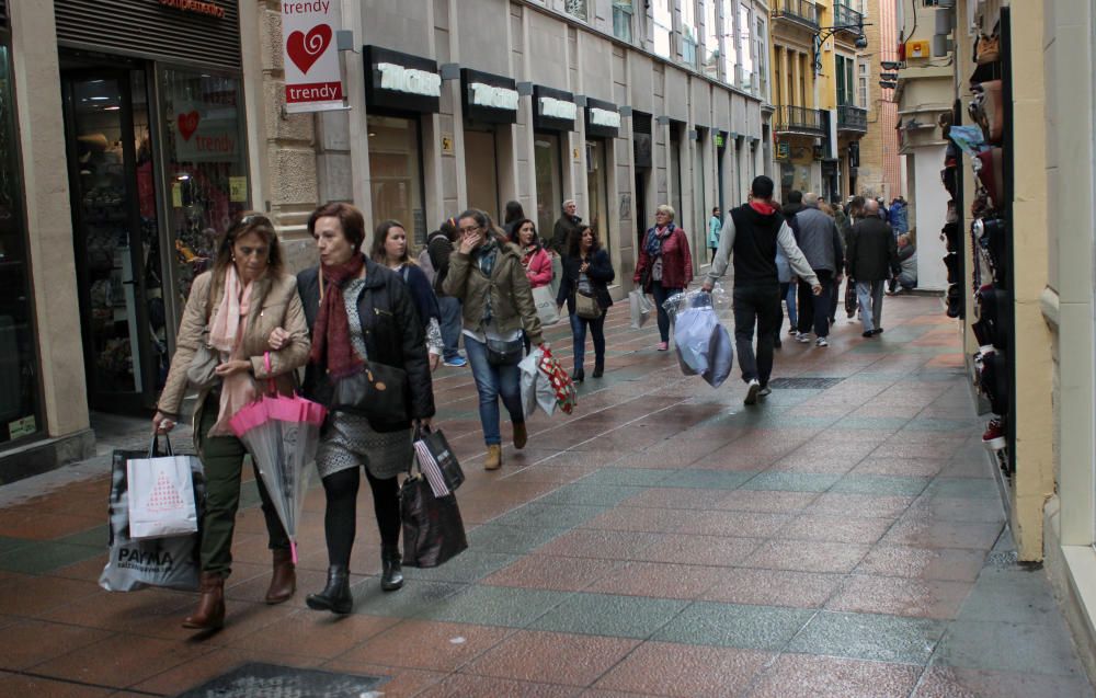 Mucha actividad en los comercios de Málaga en el primer día de compras con descuentos extraordinarios