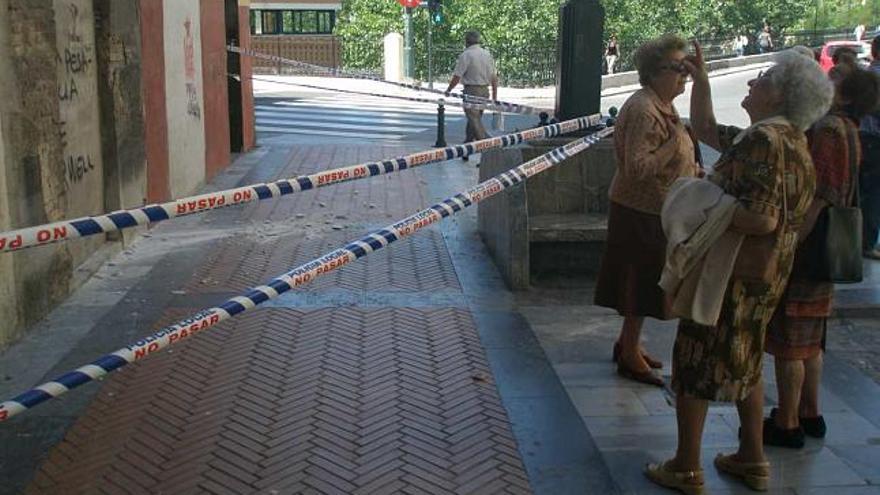 Acordonadas dos aceras en Alcoy por desprendimientos en las cornisas