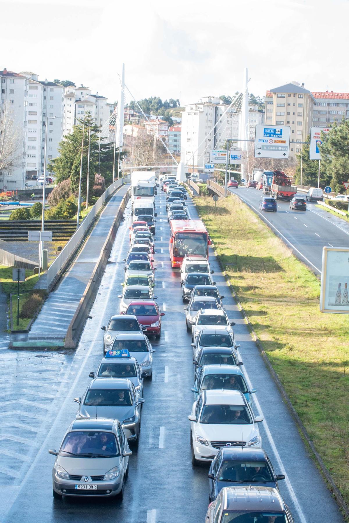 Colapso de tráfico en Alfonso Molina por el cierre del enlace de San Cristóbal