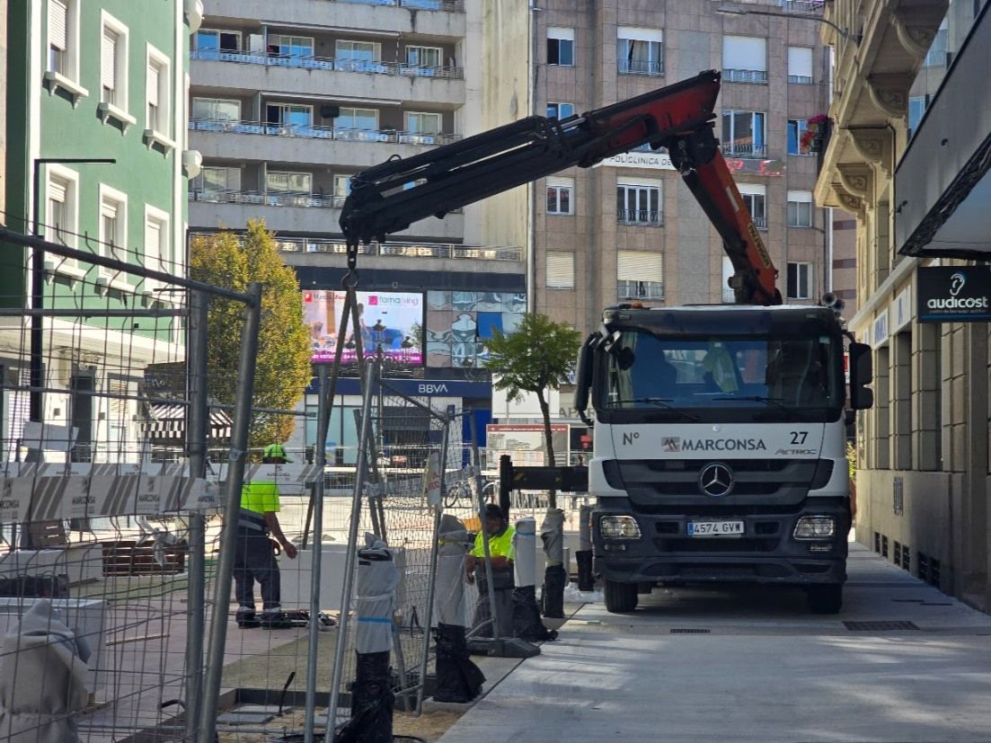 La calle de Clara Campoamor, antes Conde Vallelano, afronta la instalación de mobiliario y la plantación de jacarandas.