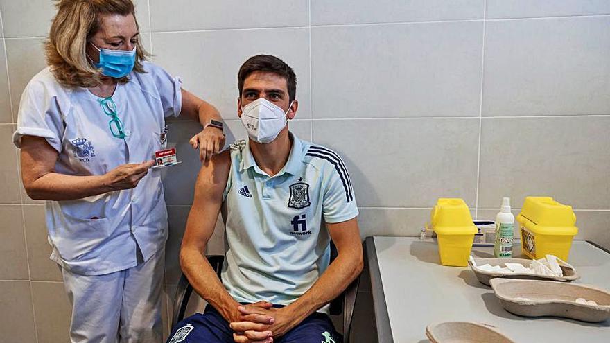 Gerard Moreno, en el moment de ser vacunat.  | EFE/PABLO GARCÍA