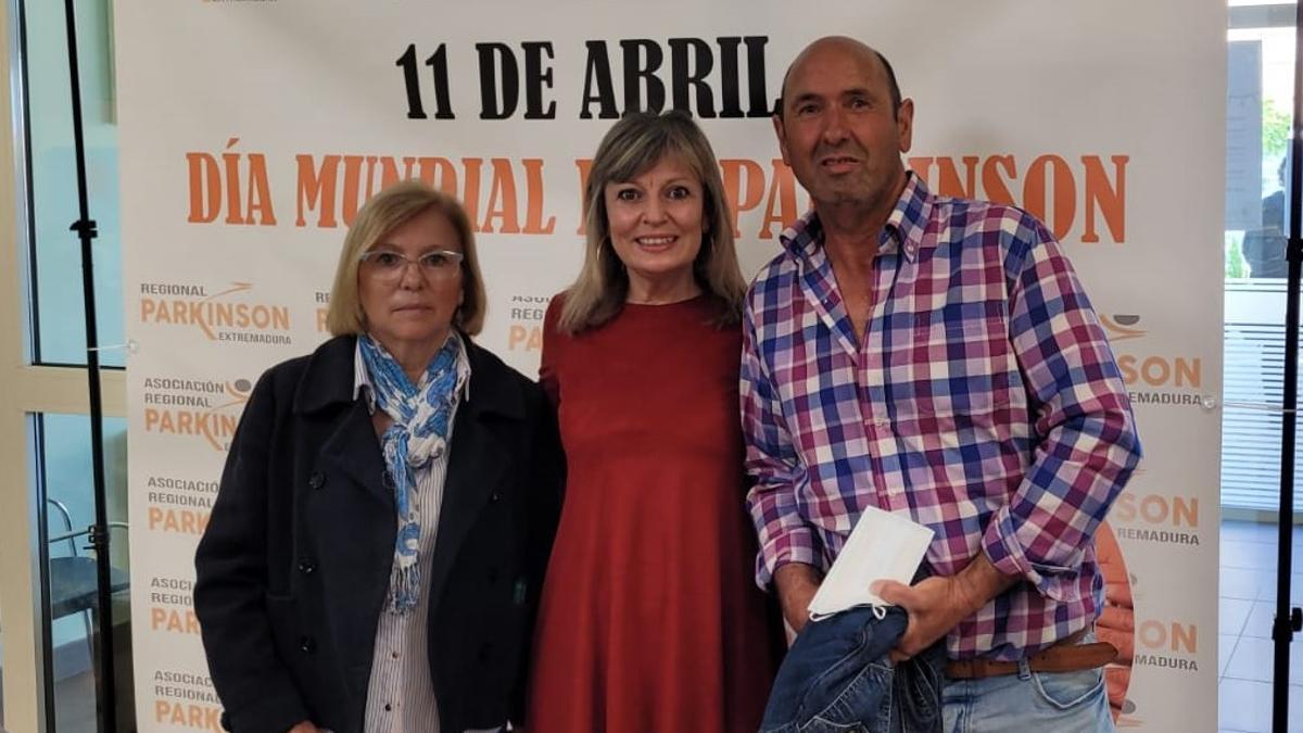 Alejo Polo y Cati Alejo (izquierda) junto a Asunción Mayoral, investigadora de la enfermedad.