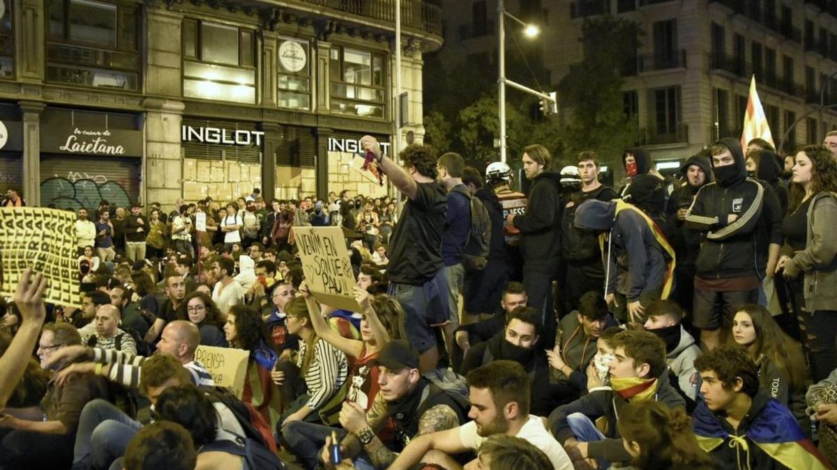 Manifestantes en la concentración de Urquinaona, este sábado.