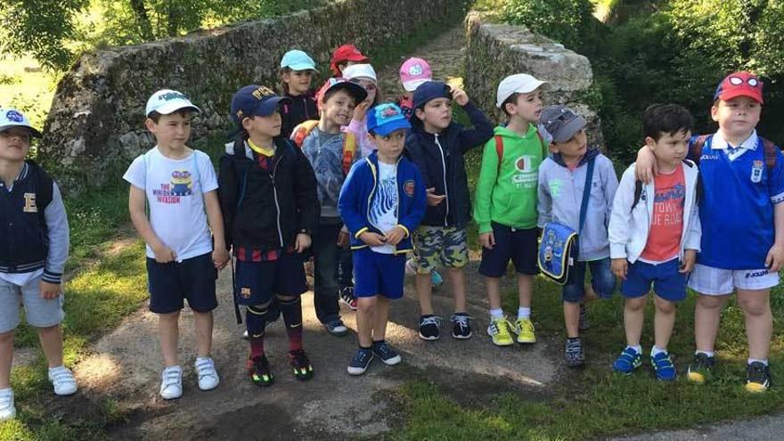 Varios alumnos haciendo una parada en el camino.