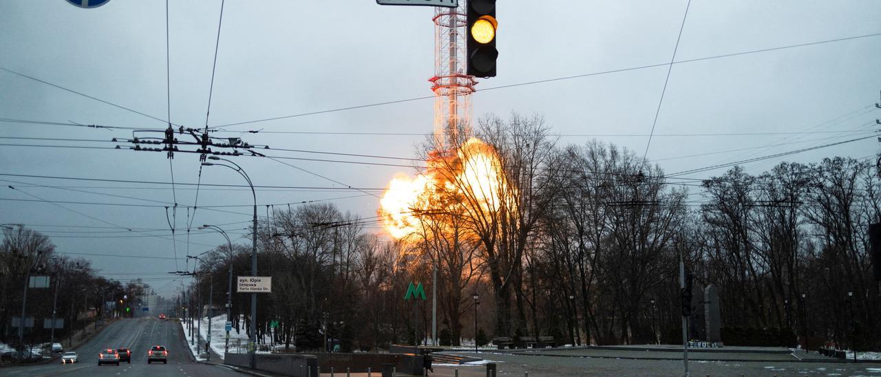 La torre de comunicaciones de Kiev, tras recibir el impacto de un misil en el inicio de la ofensiva rusa, el 1 de marzo de 2022.