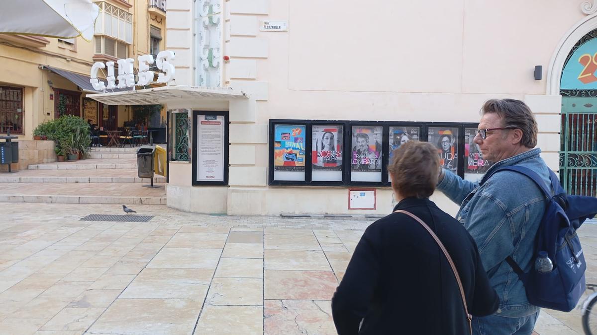 Dos turistas pasean, junto al Albéniz esta tarde tras el parón que ha provocado el apagón de luz