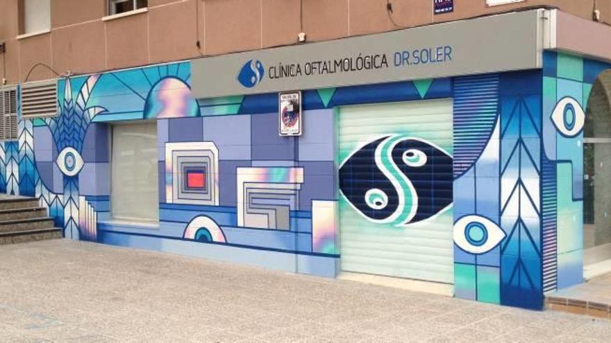 Arte urbano en la fachada de la clínica del doctor Soler