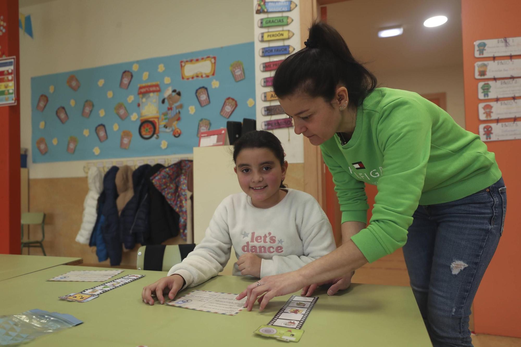 EN IMÁGENES: La serie "Los lunes, al cole" visita en Colloto el colegio José Luis Capitán