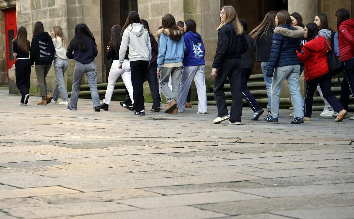 Estudiantes pasando por delante de la Facultade de Medicina de la USC.