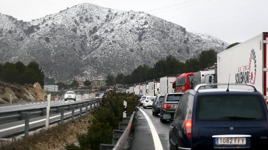 La nieve atrapa a un millar de vehículos en dos autovías y obliga a suspender las clases
