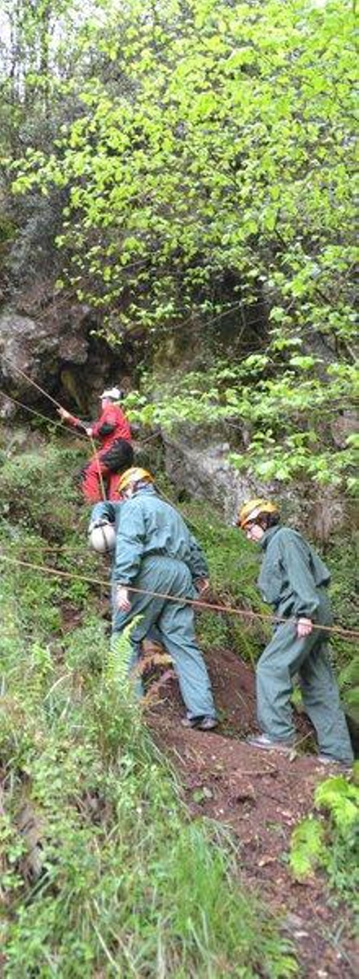 Sobre estas líneas, el acceso a la cueva de Coímbre. A la derecha, la entrada de la gruta. | p. m.